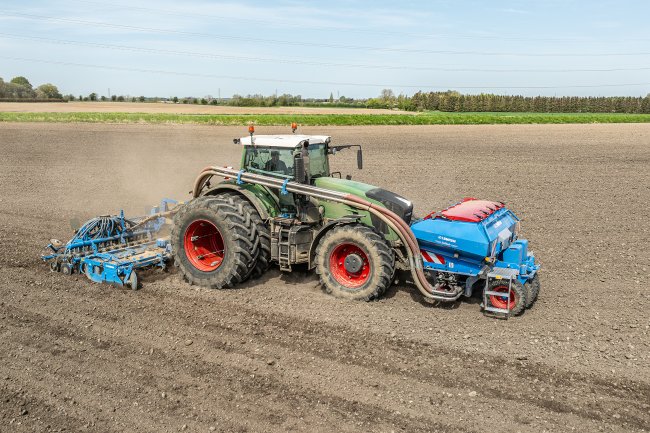 Lemken Solitair F je vybaven přední montážní částí pro připevnění pěchu pneumatik nebo externího závaží.